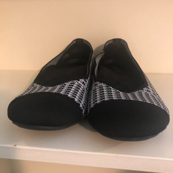 Comfort & Soft Gray and Black Houndstooth Plaid Flats - Size 11 - Picture 3 of 7